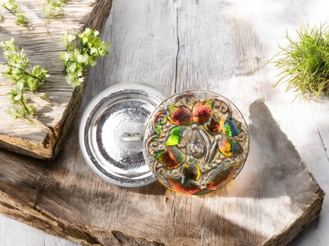 18mm Round Lacy 3 Flowers Pink Green Iridescent Antiqued with Platinum Wash -- Czech Glass Buttons